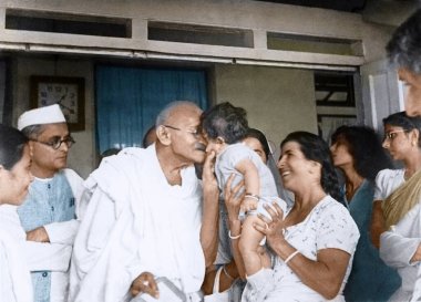 Mahatma Gandhi, Dr. Dinshah Mehta 'nın kızı ve eşiyle birlikte, Pune, Hindistan, Asya, Haziran 1944 
