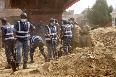 Polis personeli enkazı temizliyor, Krishna Tapınağı, Nepal, Asya