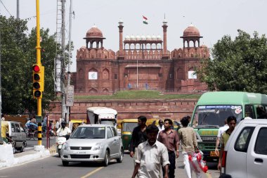 Chandni Chowk 'un işlek caddesi Lal Qila ya da Red Fort olarak da bilinen Delhi kalesi yakınlarında; UNESCO Dünya Mirasları sitesi; Delhi; Hindistan 
