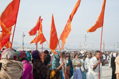 Hindistan uttar pradesh 'te kumbha mela' da bayrak tutan insanlar 