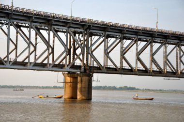Godavari Nehri 'ndeki demiryolu köprüsü ve Hindistan Pradesh. 
