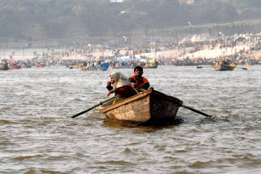 Dindar kişi Ganj kavşağına varan teknede oturuyor; Ardh Kumbh Mela, Allahabad, Uttar Pradesh; Hindistan; Hindistan 