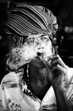 Rastaman sigara içiyor, koh, phangan, thailand
