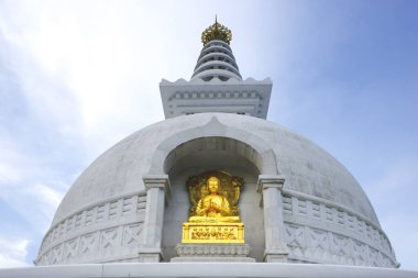 Lord Gautam Buddha 'nın altın heykeli, Budist bölgesi, Vishwa Shanti (Dünya Barışı) stupa, Rajgir, Bihar, Hindistan 