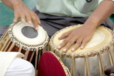 Bengali Müzik, perküsyon çalan adam müzik enstrümanı tabla ve dugga 
