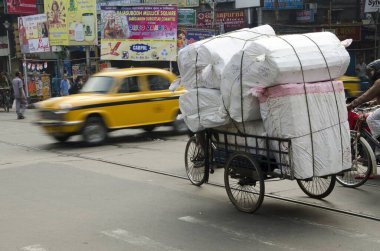 bisiklet rickshaw Kolkata Batı Bengal Hindistan Asya yolunu geçiyor  