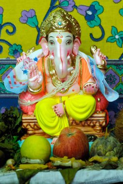 Ganesh filinin zengin bir şekilde süslenmiş putu Tanrı 'ya yöneldi; 2008 yılında Pune' de Ganapati festivali; Maharashtra; Hindistan