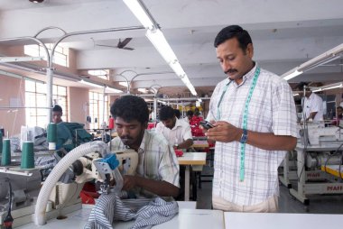 Giyim endüstrisinde çalışan erkekler; Tirupur; Tamil Nadu; Hindistan
