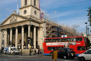 Ulusal Galeri 'de sokak sahnesi; Trafalgar Meydanı; Londra; Birleşik Krallık İngiltere