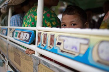 Minivan, bagan, Myanmar, Burma 'dan dışarı bakan çocuk 
