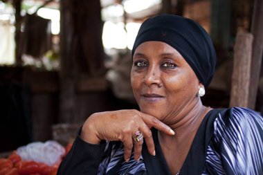 Kadın Arıyor, Malindi, Kenya, Afrika 