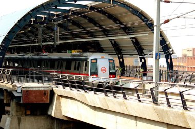 Delhi Metro treni Pusa İstasyonu, Delhi, Hindistan 'dan geliyor.
