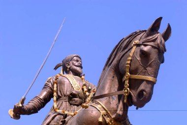 Masunda Gölü 'ndeki Maratha Kralı Shivaji Maharaj' ın bronz heykeli veya Talao Pali, Thane, Maharashtra, Hindistan 