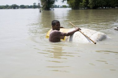 2008 yılında büyük oranda yoksulluk sınırının altında acı çeken Kosi nehri seli Purniya ilçesinde, Bihar 'da, Hindistan' da,