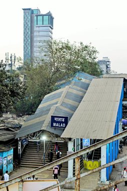 Malad Tren İstasyonu yürüyen merdiven, Mumbai, Maharashtra, Hindistan, Asya 