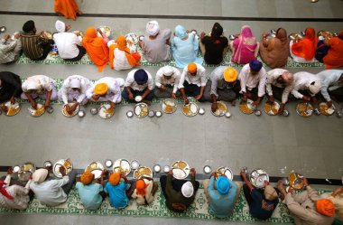 Guru Granth Sahib 'in 30 Ekim 2008' de kutsanmasının 300. yılında Sih, Sachkhand Saheb Gurudwara, Nanded, Maharashtra, Hindistan 'da bir Langar' da (geleneksel toplum mutfağı) yemek yiyenler arasında yer aldı. 