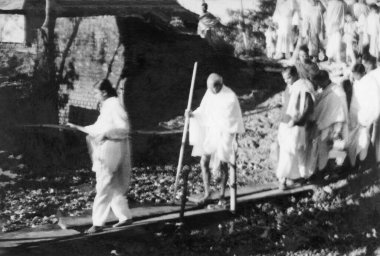 Mahatma Gandhi ve diğerleri Noakhali 'nin etkili bölgelerinde yürüyüşe geçtiler. Doğu Bengal, Kasım 1946, Hindistan  