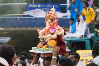 Lord Ganesh 'in (fil tanrısı) Idol' ünü Visarjan 'a taşıyan insanlar; Maharashtra; Hindistan