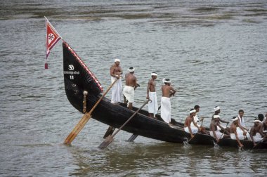 Altın küreler ve fırfırlarla süslenmiş Yılan teknesinin Amaram kuyruğu parçası, Aranmola, Kerala, Hindistan 