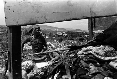 Bombay Mumbai, Maharashtra, Hindistan 'daki çöpleri temizliyorum. 