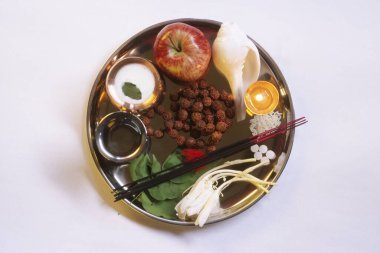 Madalyalı pooja thali, dua hazırlığı