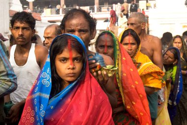 Baba Baidyanath 'ın antik tapınağında ibadet eden dindarlar çok ünlü ve 12 Jyotirlingas Deoghar' dan biri olan Jharkhand; Hindistan 