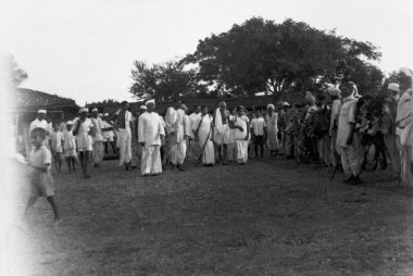 Mahatma Gandhi ve partisi Bullocks Festivali 'nde köylüler tarafından karşılanıyor, 1942 