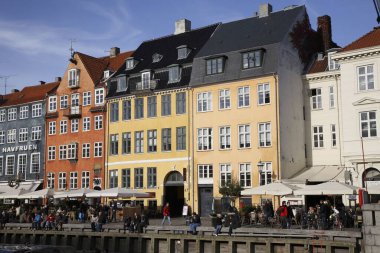 Kopenhag, Danimarka, İskandinavya 'da açık restoranı olan kalabalık renkli binalar. 