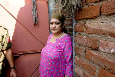 Hindistan, Jammu 'daki bir kampta dişi bir kaşmirli pandit. 