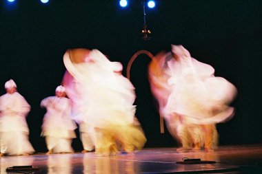 Ghanakanta Bora 'nın Hint Halk Dansçısı öğrencisi, Assam, Hindistan' da tek başına Assamese SATRIYA Dansı yapıyor.   