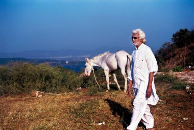 M F Husain, otobiyografik film Pandharpur ka ladka India Asia setinde yalınayak dolaşıyor.   