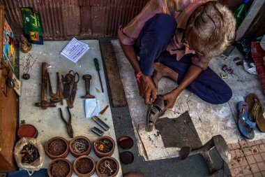 Çalışan ayakkabı tamircisi, Vadodara, Gujarat, Hindistan, Asya 