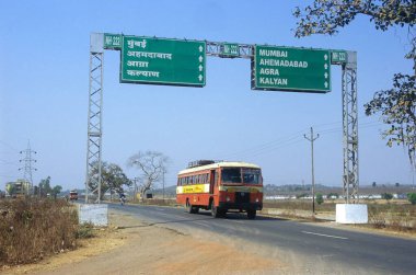 s b otobüsü ile yol görüntüsü & yüksek _ gerginlik hattı kulesi, NHNo222, Murbad, Dist Thane, Maharashtra, Hindistan 