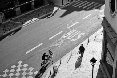 Yoldaki hava bisikletçisi, uzun gölge, Paris, Fransa, Avrupa 