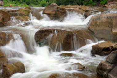 Kayalarda akan su; Baneshwar; Pune; Maharashtra; Hindistan 9-Ağustos-2009