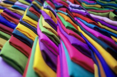 Farklı renkte sade kıyafetler.