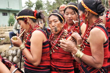 Naga kabilesindeki kadınlar pipo içiyor, Kohima, Kisama köyü, Nagaland, Kuzey Doğu, Hindistan   