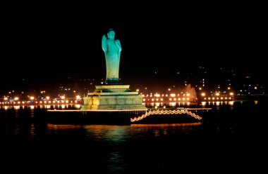 Geceleyin Husain Sagar Gölü, Haydarabad, Andhra Pradesh, Hindistan 