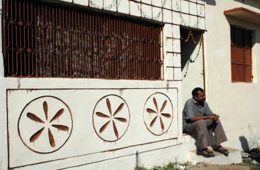 Evin dışında oturan adam, sendika karpit gaz sızıntısı trajedisi, Bhopal, madhya pradesh, Hindistan, Asya 