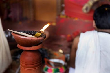 Petrol diya, Durga Pooja, Dussera dusera Vijayadasami Festivali, Dumdum, Kalküta şimdi Kolkata, Batı Bengal, Hindistan 