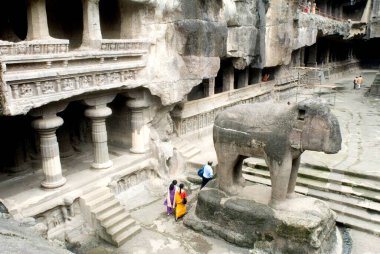 Kailash tapınağındaki turistler Ellora mağaraları, Aurangabad, Maharashtra, Hindistan 