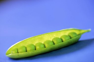 Masanın üzerinde organik yeşil fasulye 