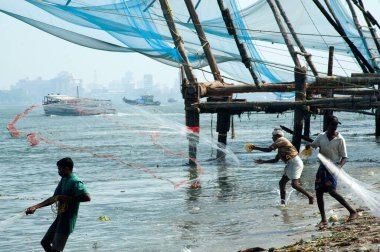 Balıkçılar Cochin Kochi, Kerala, Hindistan 'a ağ atıyorlar. 