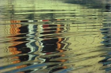 Gündüz vakti nehir suyundaki dalgaların doğa tarafından kapanması 