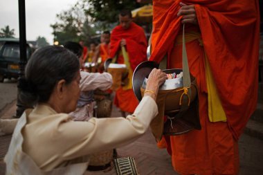 Budist rahiplere sunan kadın, luang, prapang, laos 