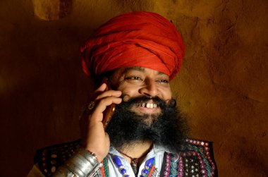 Adam cep telefonuyla konuşuyor, Kuldhara, Jaisalmer, Rajasthan, Hindistan, Asya 