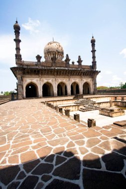 İbrahim ruza Camii Sultan II. İbrahim Adil tarafından inşa edildi. A.D.1580-1626; Bijapur; Karnataka; Hindistan