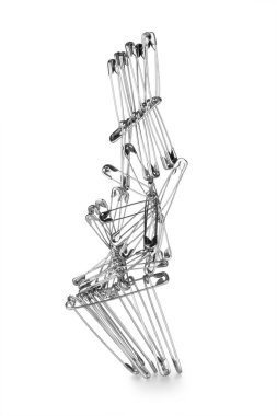 Beyaz arkaplanda çengelli iğneler dengeleniyor