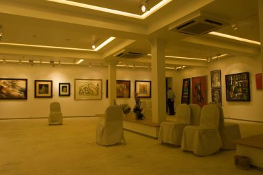 Sanat simsarı Vikram Sethis galerisi Kala ghoda; Bombay Mumbai; Maharashtra; Hindistan 