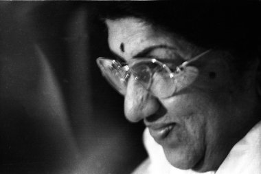 Şarkıcı Lata Mangeshkar, Yakın plan